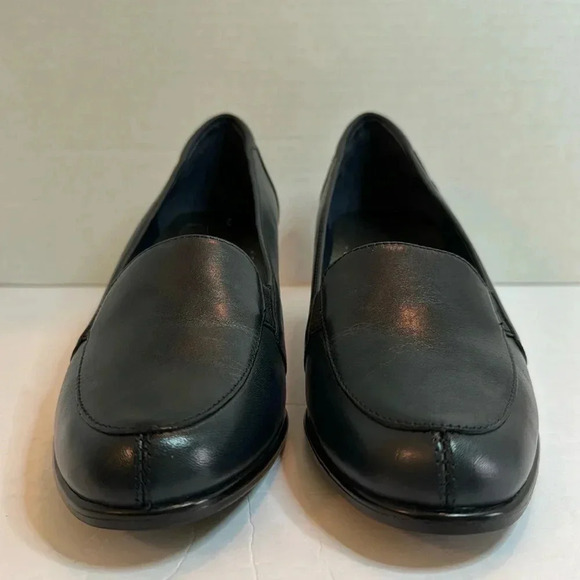 St. John’s Bay Navy Blue Heels - Picture 1 of 6